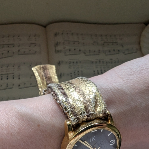 Gold and Black Quartz Watch - Picture 13 of 13